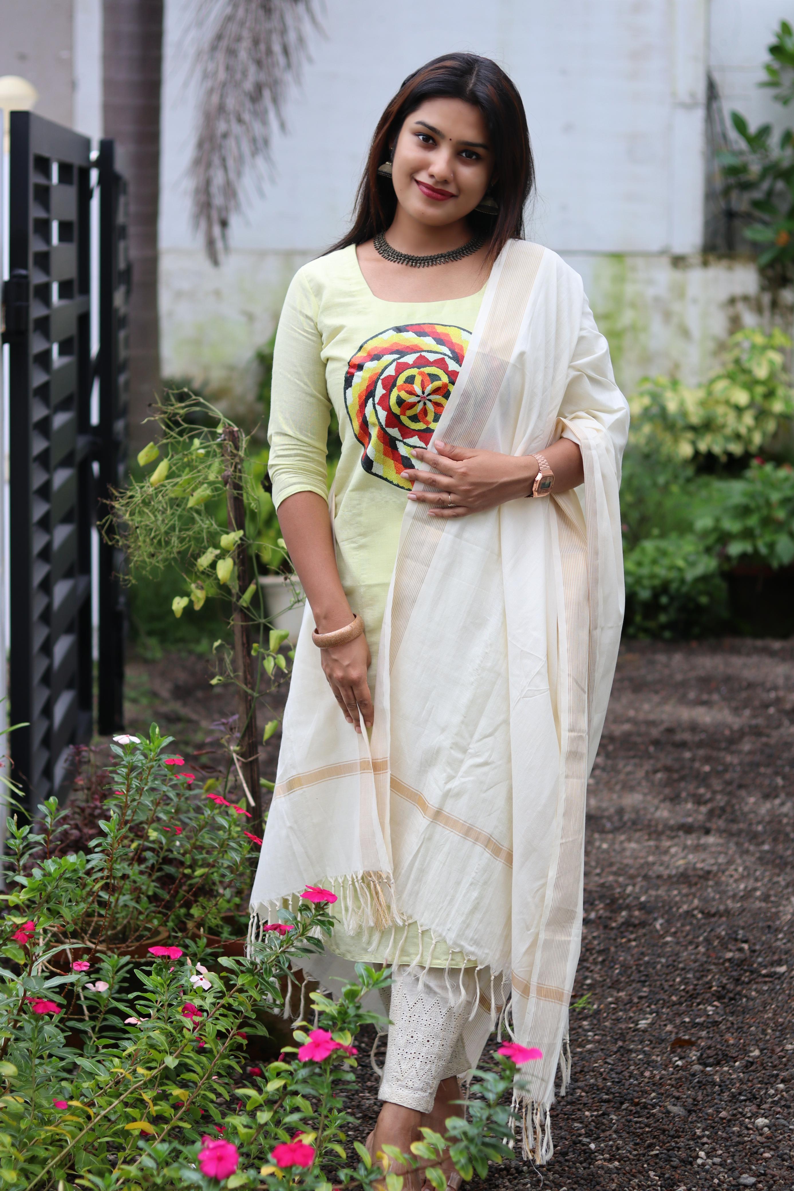 Womens Athapookalam Golden Tissue Chudi Full Set Material